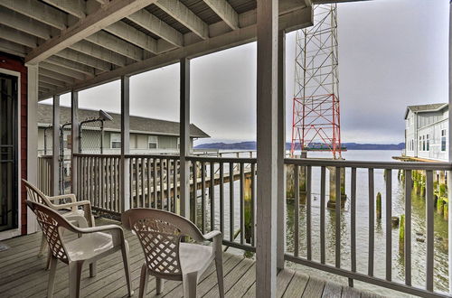 Foto 6 - Sleek Riverfront Condo on Pier in Downtown Astoria