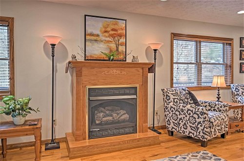 Foto 5 - Riverfront Elkins Home w/ Fireplace & Deck