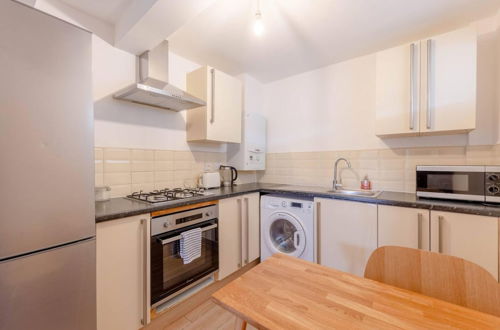 Photo 11 - Modern 2BD Flat - 5 min to London City Airport