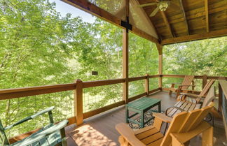 Foto 1 - Cozy Creekside Cabin w/ Fire Pit & Views