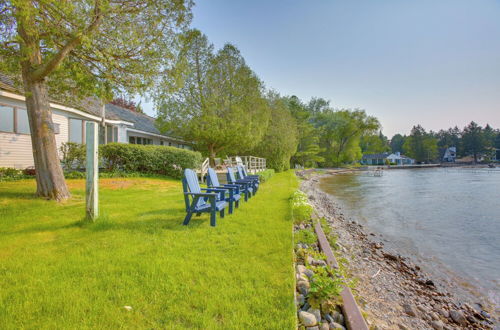 Foto 45 - Idyllic Suttons Bay Home, Direct Water Access