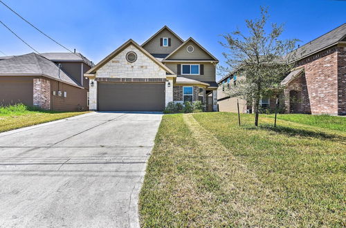 Photo 3 - Spacious Conroe Home - 6 Mi to The Woodlands