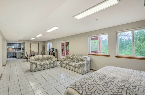 Photo 14 - Spacious Kent Home: Great for Large Families