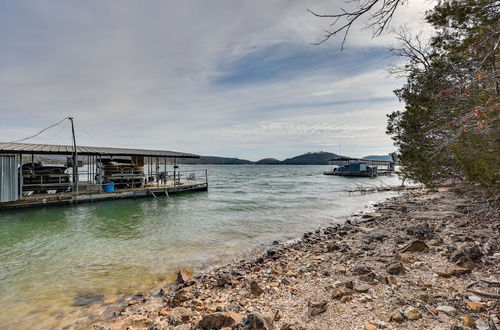 Foto 5 - Waterfront Home on Beaver Lake w/ 2 Decks