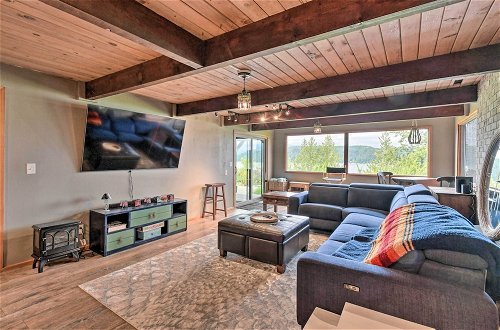 Foto 9 - Bright & Airy Home w/ Sweeping View + Hot Tub
