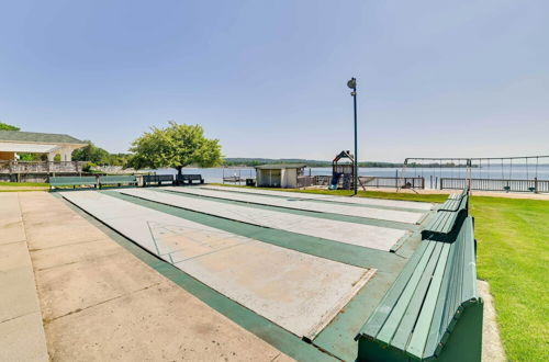 Foto 21 - Portage Lake Condo w/ Deck & Pool Access