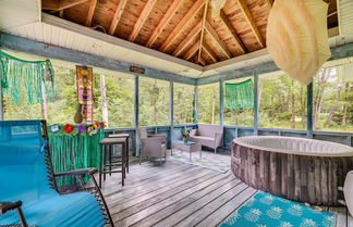 Foto 1 - Peaceful Pocono Retreat: Hot Tub & Covered Deck