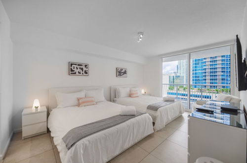 Photo 4 - Luxury Stylish Condo with Pool Brickell