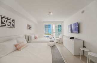 Photo 3 - Luxury Stylish Condo with Pool Brickell