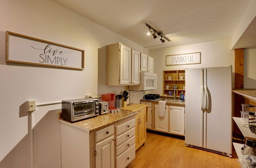 Photo 13 - Crestwood Apartment With Pool Table