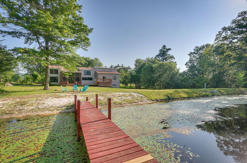 Foto 19 - Bright Bluemont Home w/ On-site Pond & Mtn Views