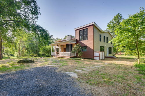 Foto 32 - Bright Bluemont Home w/ On-site Pond & Mtn Views