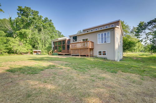 Foto 11 - Bright Bluemont Home w/ On-site Pond & Mtn Views