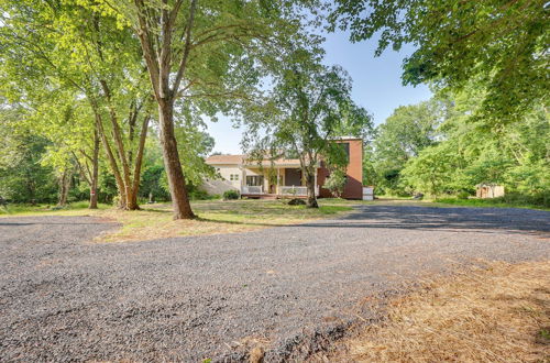 Foto 25 - Bright Bluemont Home w/ On-site Pond & Mtn Views