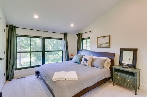 Foto 16 - Bright Bluemont Home w/ On-site Pond & Mtn Views