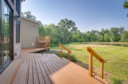 Foto 12 - Bright Bluemont Home w/ On-site Pond & Mtn Views