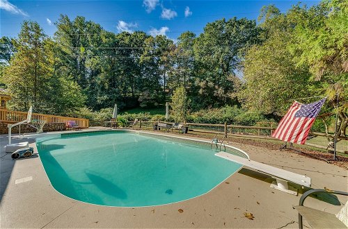 Foto 10 - Pet-friendly Vacation Rental in Hickory w/ Pool