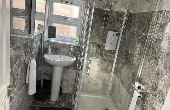 Remarkable 1-bed Outhouse Studio in Dagenham - Photo 9