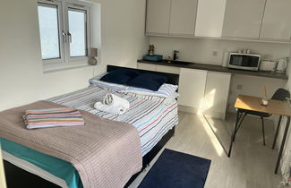 Photo 2 - Remarkable 1-bed Outhouse Studio in Dagenham