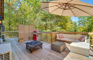 Foto 1 - Private Pocono Getaway With Hot Tub & Sauna