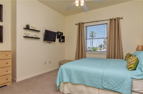 Photo 11 - Poolside Condo, Sleeps 8, Only 1 Block From Beach