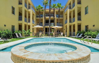 Foto 1 - Poolside Condo, Sleeps 8, Only 1 Block From Beach