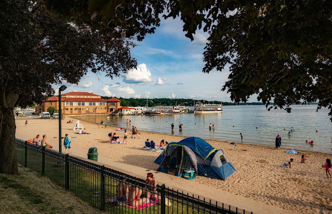 4 BDR Lake Geneva Estate Across From Beach! - Foto 43