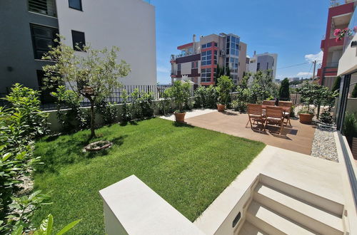 Foto 41 - Luxury Modern apt w Garden, 3 min Walk to Beach