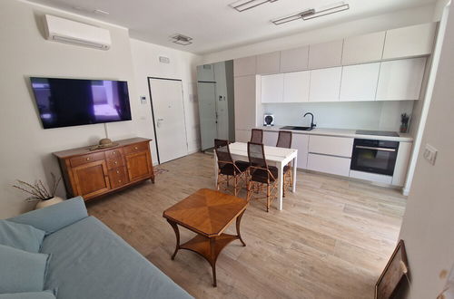 Photo 15 - Luxury Modern apt w Garden, 3 min Walk to Beach