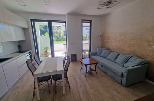 Foto 18 - Luxury Modern apt w Garden, 3 min Walk to Beach