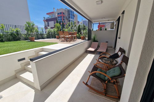 Photo 32 - Luxury Modern apt w Garden, 3 min Walk to Beach