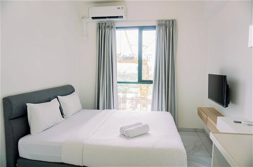 Foto 5 - Warm And Simply Studio Room Sky House Alam Sutera Apartment