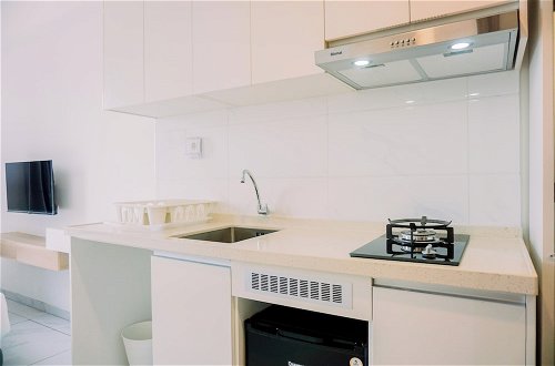 Foto 8 - Warm And Simply Studio Room Sky House Alam Sutera Apartment
