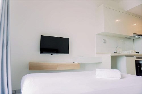 Photo 3 - Warm And Simply Studio Room Sky House Alam Sutera Apartment