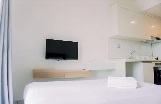 Foto 3 - Warm And Simply Studio Room Sky House Alam Sutera Apartment
