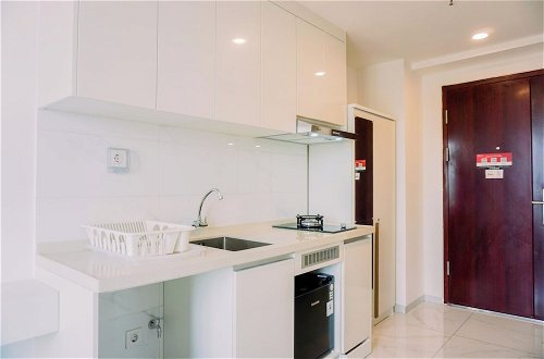 Photo 7 - Warm And Simply Studio Room Sky House Alam Sutera Apartment
