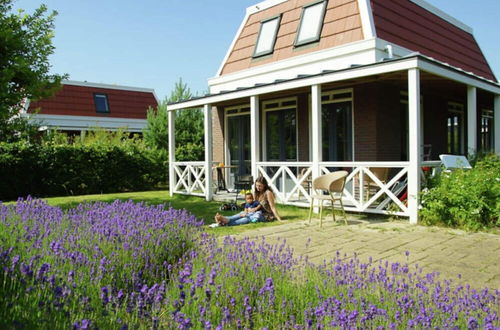 Foto 20 - Comfortable Holiday Home With a Porch, Near the Sea