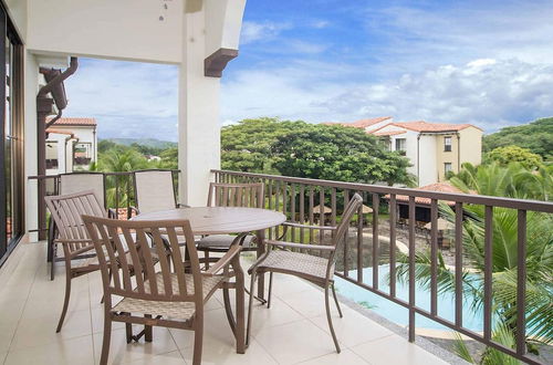 Foto 12 - Impressively Designed 3rd-floor Space Overlooking Pool in Coco