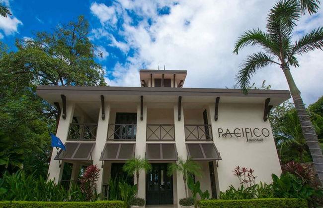 Impressively designed and decorated 3rd-floor space overlooking pool in Coco - Foto 60