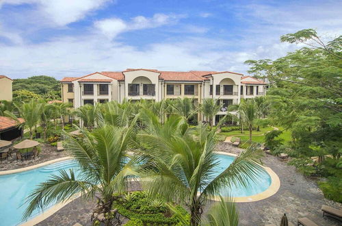 Foto 17 - Impressively Designed 3rd-floor Space Overlooking Pool in Coco