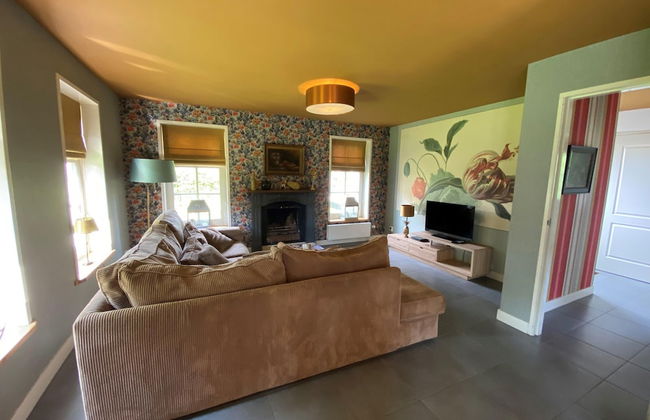 Lush Villa with Hot Tub, Private Fenced Garden in Hippolytushoef - Foto 7