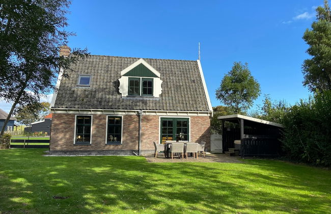 Lush Villa with Hot Tub, Private Fenced Garden in Hippolytushoef - Foto 26