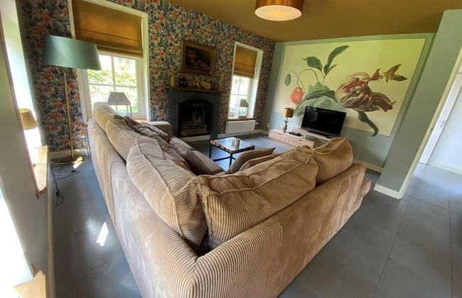 Lush Villa with Hot Tub, Private Fenced Garden in Hippolytushoef - Foto 6