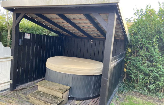 Lush Villa with Hot Tub, Private Fenced Garden in Hippolytushoef - Foto 15