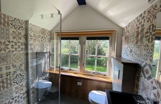 Lush Villa with Hot Tub, Private Fenced Garden in Hippolytushoef - Foto 12