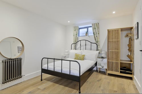 Photo 3 - Luxury one Bedroom Greenwich Studio Apartment Near Canary Wharf by Underthedoormat