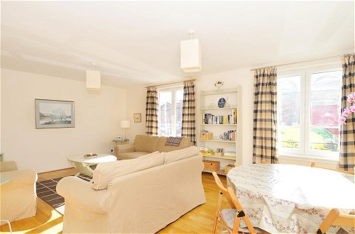 Photo 4 - 202 Quiet 2 Bedroom Property in Residential Area With Secure Private Parking