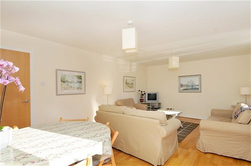 Photo 2 - 202 Quiet 2 Bedroom Property in Residential Area With Secure Private Parking