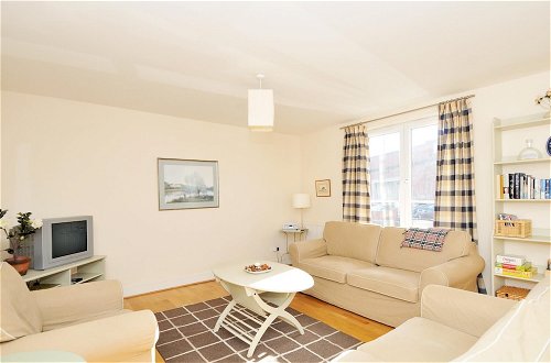 Photo 9 - 202 Quiet 2 Bedroom Property in Residential Area With Secure Private Parking