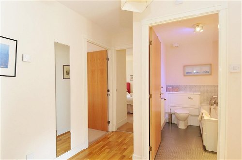 Photo 8 - 202 Quiet 2 Bedroom Property in Residential Area With Secure Private Parking
